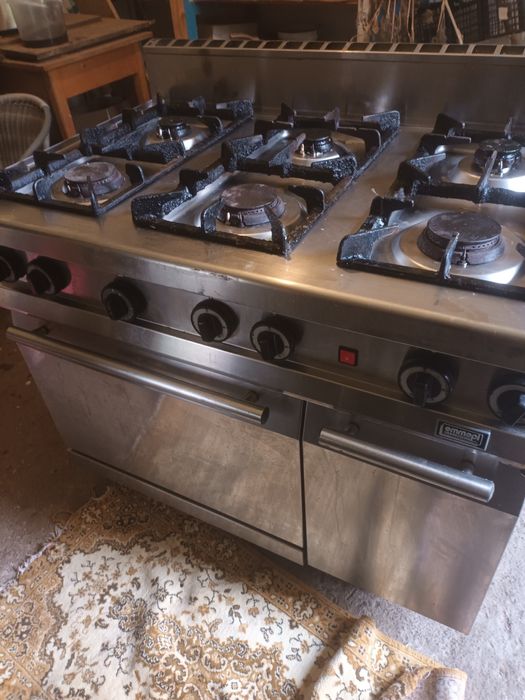 Aragaz profesional cu cuptor pe gaz  ! În stare foarte bunã!