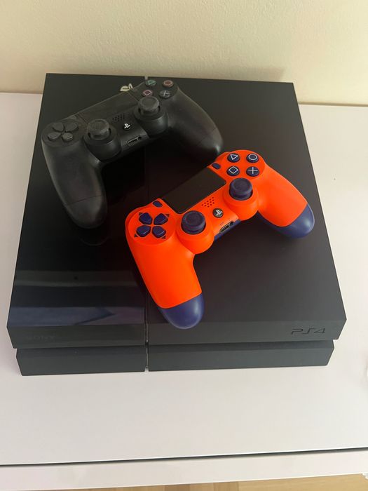 PlayStation 4 500GB + два джойстика