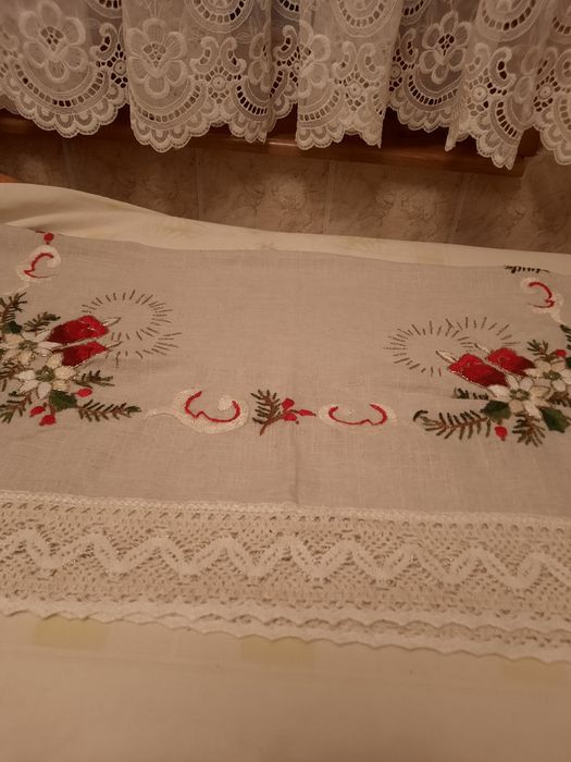 Fata de masa de Crăciun cusuta manual