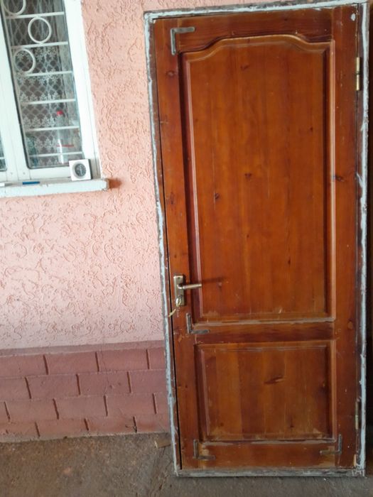 Дереяные двери входные с замком в харошом состоянии