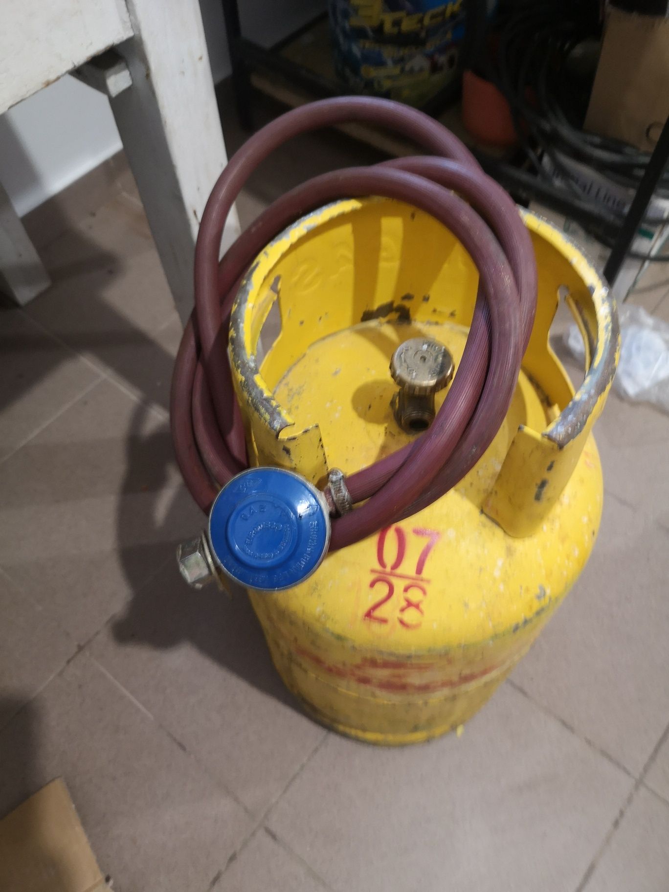 Vînd butelie galbena cu furtun și ceas