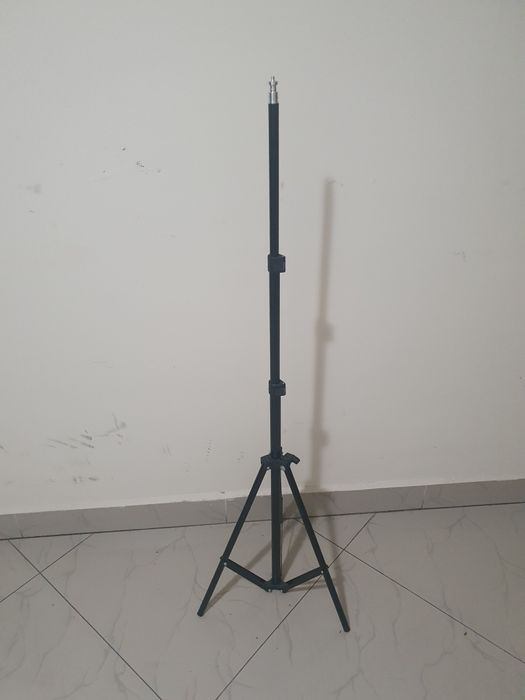 Vând trepied reglabil