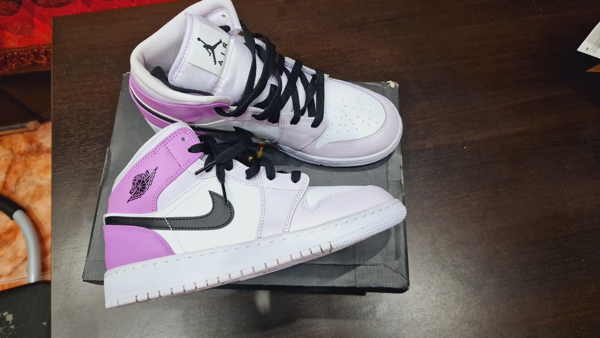 Air Jordan 1 Mid "Barely Grape"