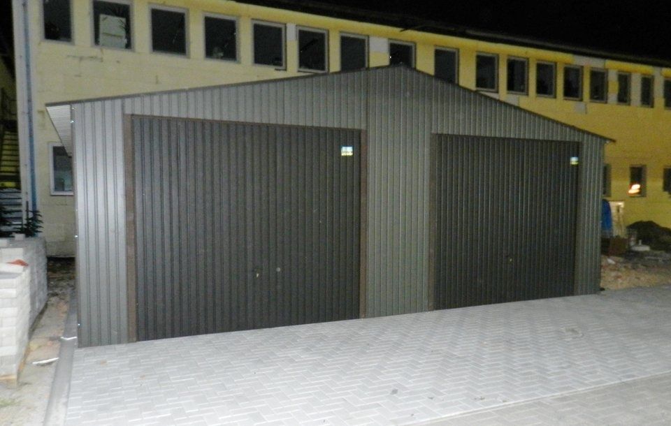 Container tip garaj cu structura metalică din panou izolat  10x7m