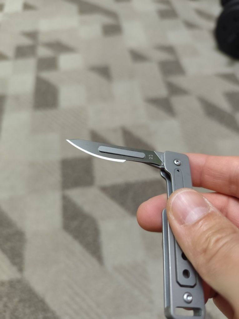 Box cutter pliabil