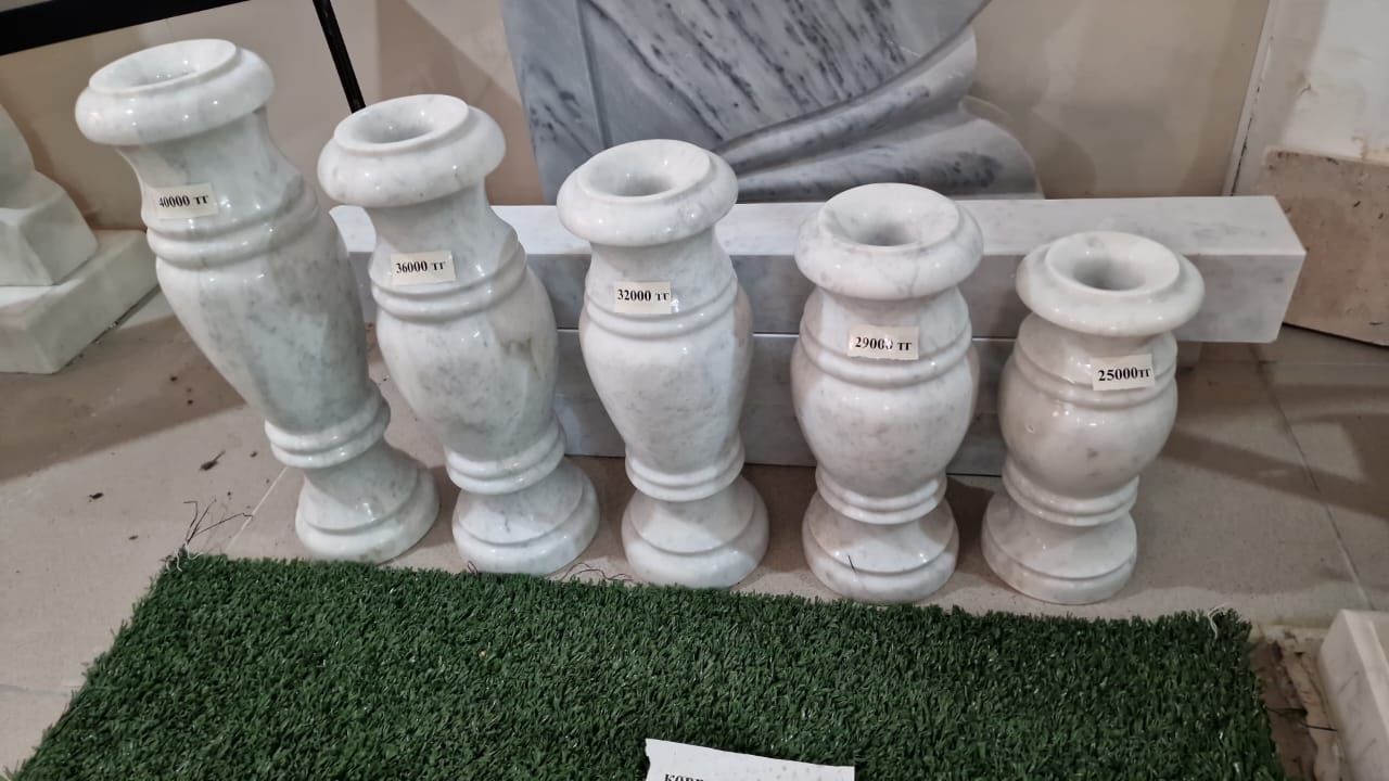 Мраморные вазы разных размеров