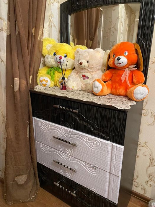 Комод с зеркалом . Состояние нового .