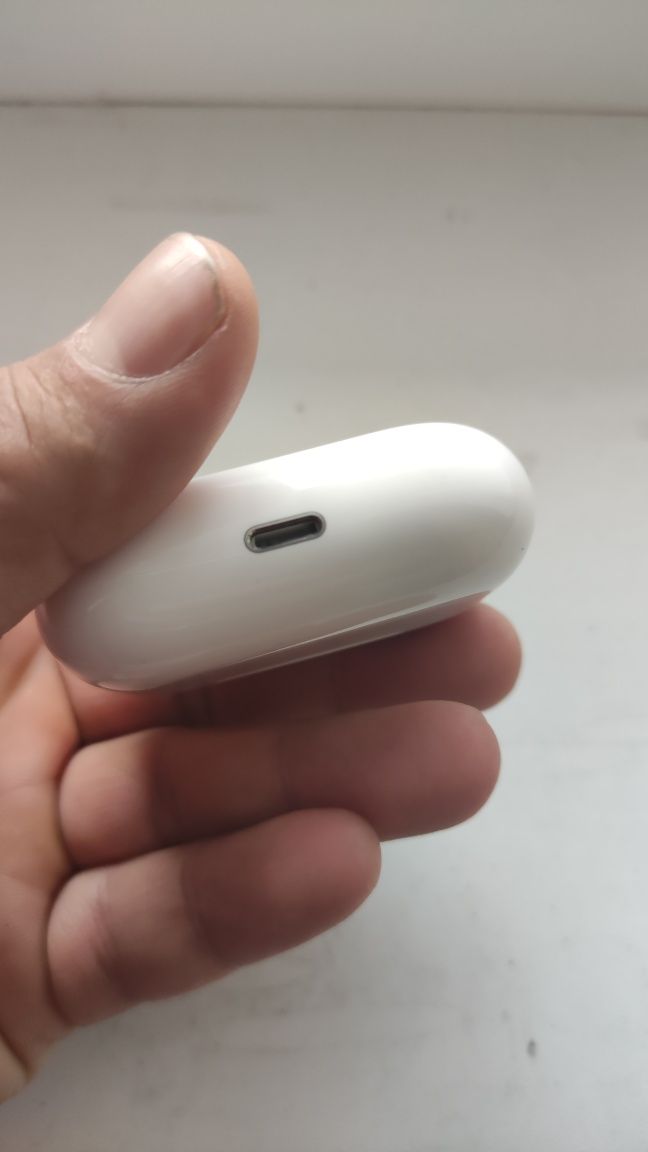 Продам оригинал кейс от airpods pro