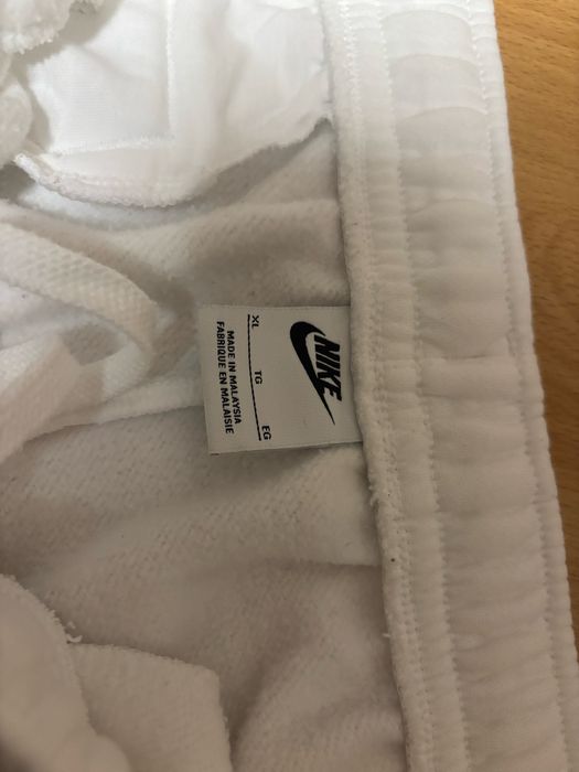 Продавам оригинално долнище Nike