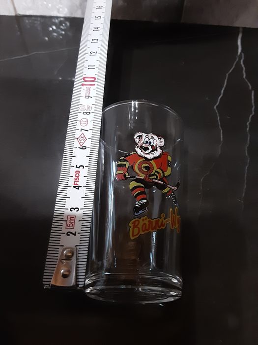 Различни чаши от порцелан и стъкло