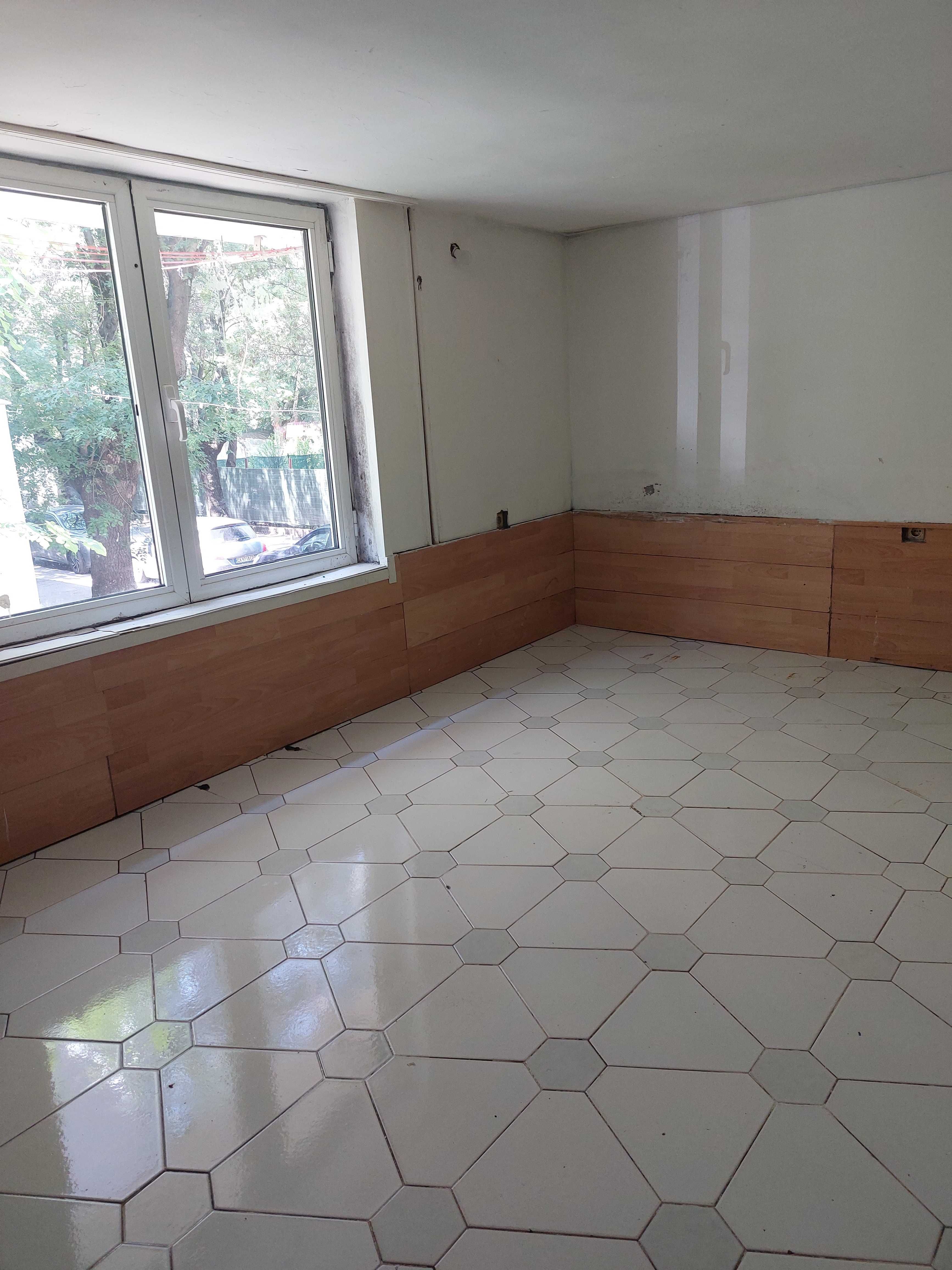 Продавам недвижим имот в кв. Банишора. Етаж първи, над гаражи.