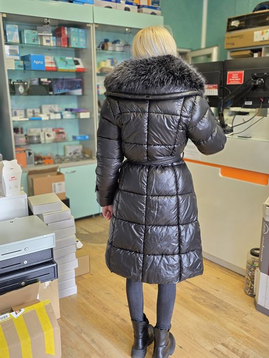 Дямско палто с пухена яка