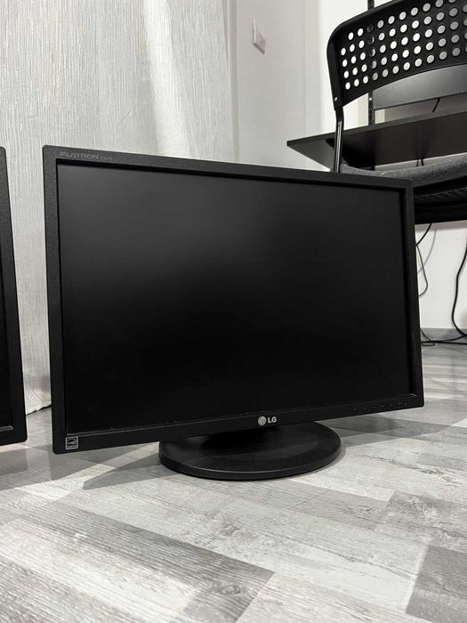 Монитор LG Flatron E2210pm-bn 22'  2бр. без забележки