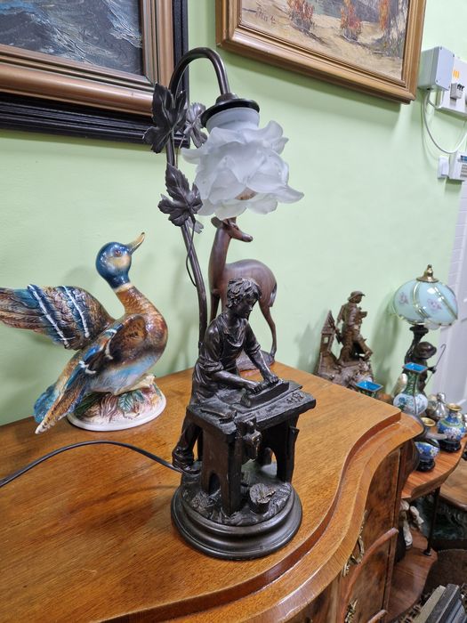 Прекрасна антикварна фигурална настолна лампа