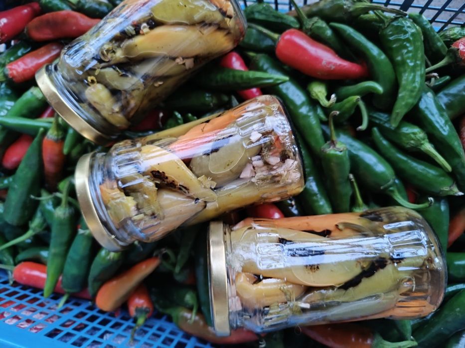 Пукани, люти чушлета с чесън и магданоз