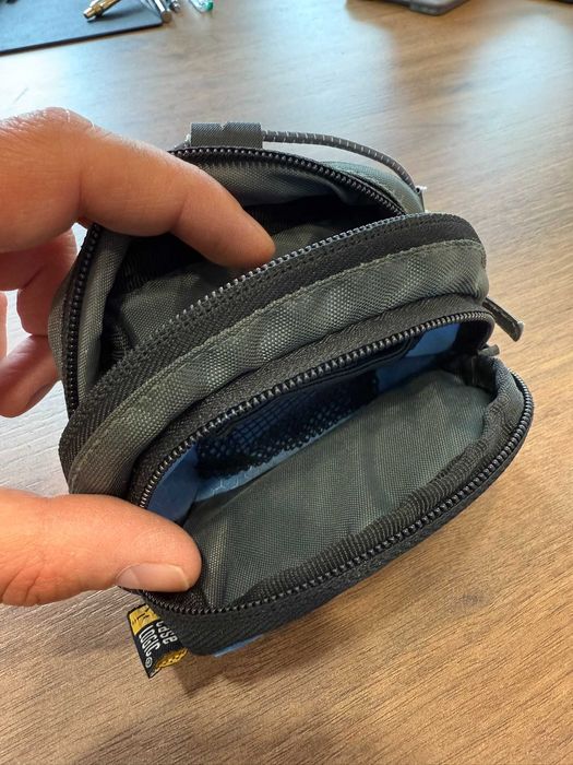 Husa Case Logic pt aparat foto compact, prindere la curea