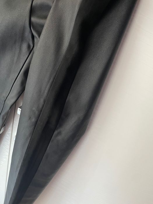 Черен кожен клин с цип ZARA