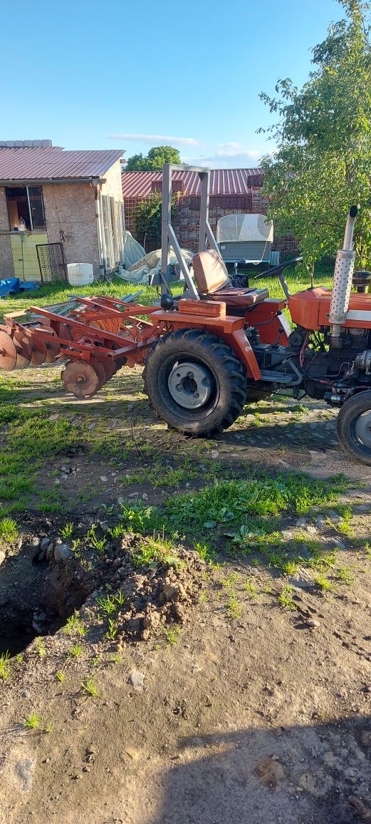 Tractor DFH 180 cu disc și plug