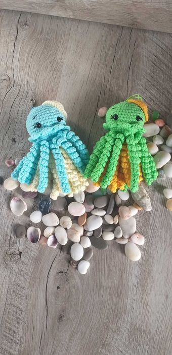Вязаная игрушка-брелок Медузка