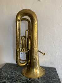 Голям Френски музикален инструмент туба тромпет саксифон