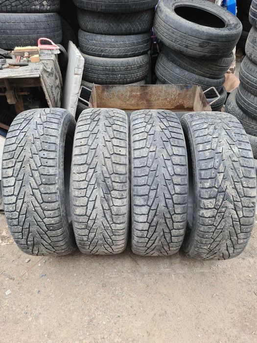 Продам комплект зимней резины 235  65  R 17