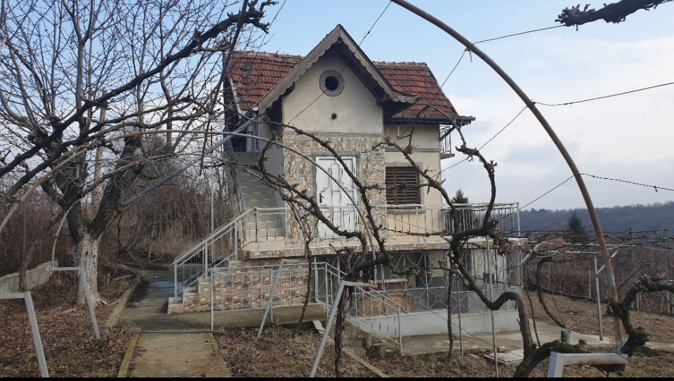 Къща с дворно място 800кв/м Касева Чешма Продавам кв.Акацийте