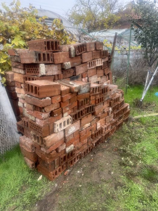 Продавам.     тухли