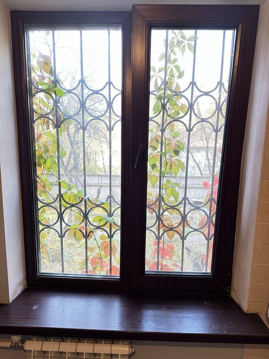 Окно пластиковое, 2х камерное, темно коричневый цвет