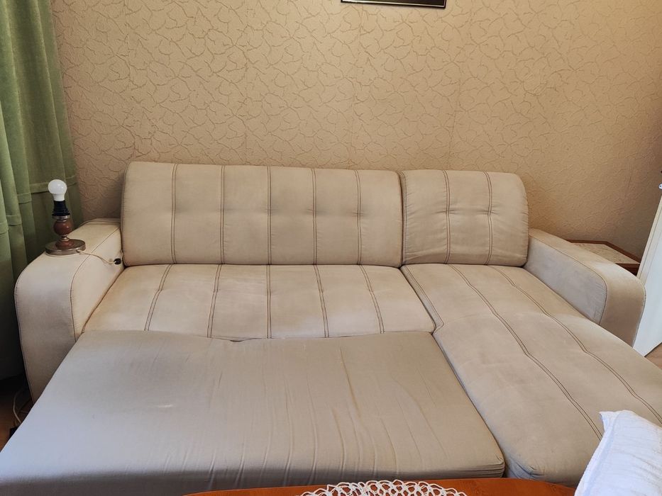 Диван RAMELA бял велур .