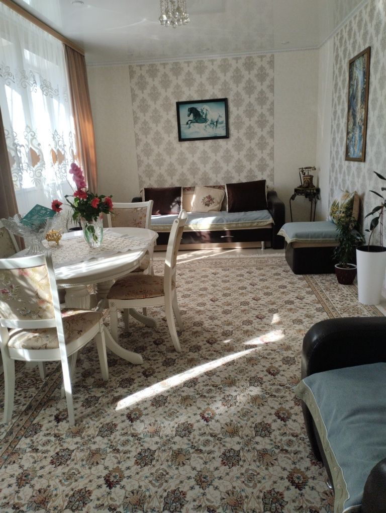 Продам стол раздвижной белого цвета