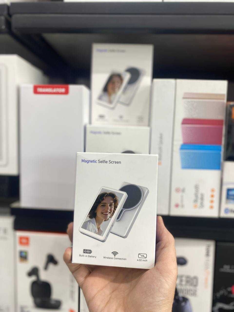 Magnetic selfie screen