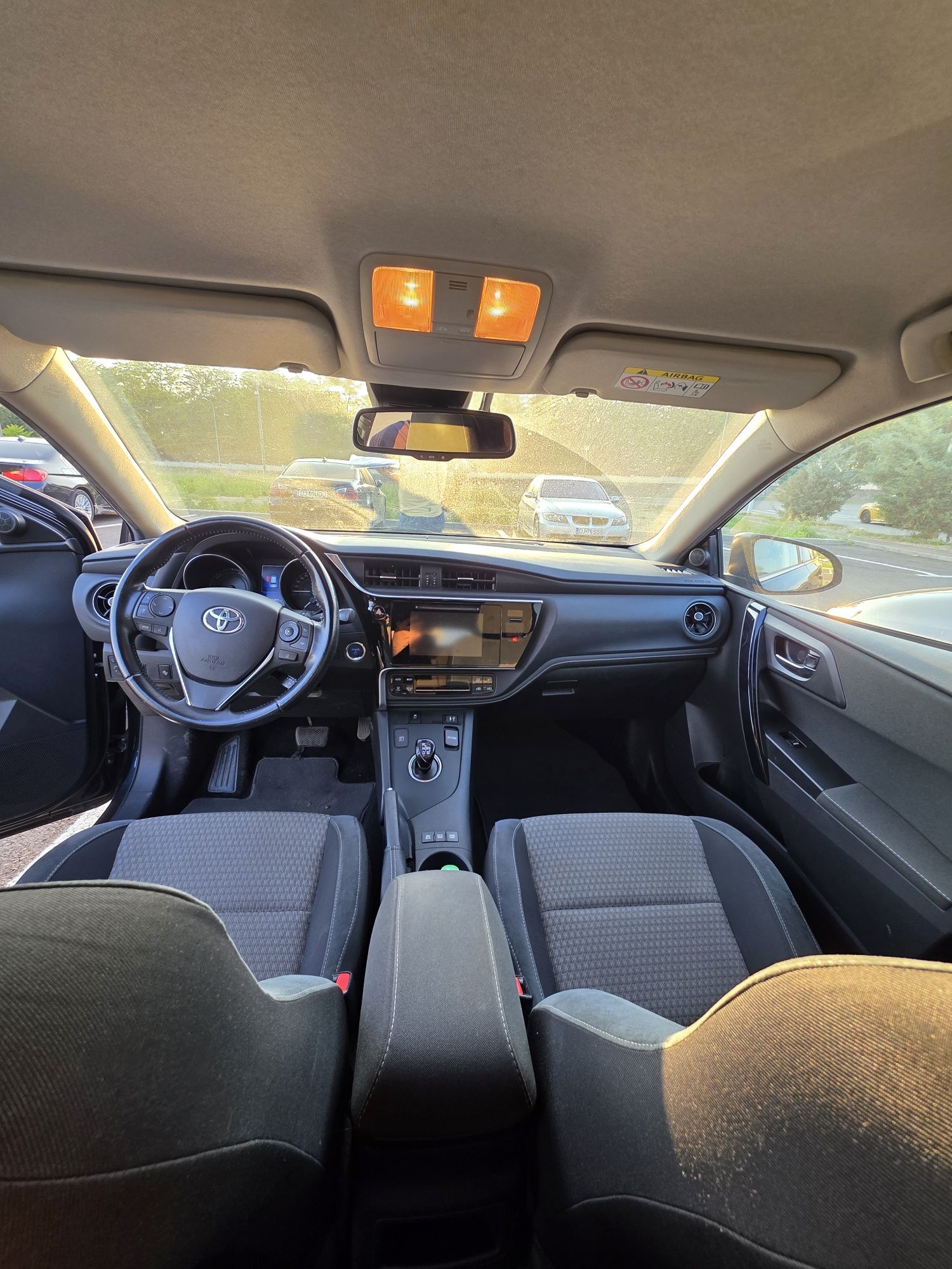 Inchiriez Toyota Auris HIBRID Bolt
