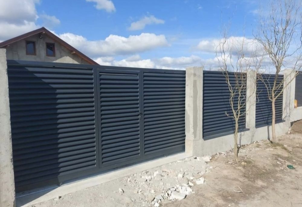 Construim la comanda dvs. garduri si porti din:
- panouri stil jaluzea