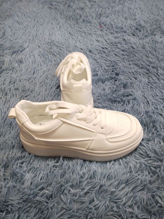 Продам женские кроссовки.