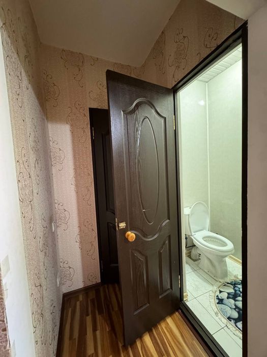 Srochno Qorasuv-6 da 2 xonali uy sotiladi.