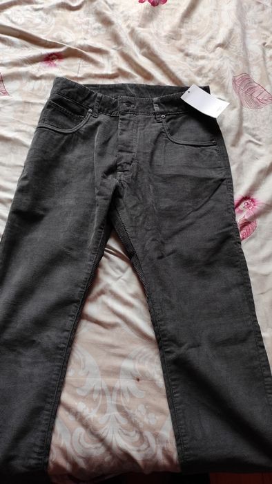 Se vinde pereche de pantaloni velura MANGO