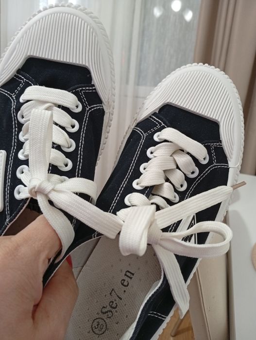 Teniși,purtați o singura dată