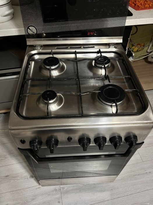 Продам газовую плиту Indesit с духовкой