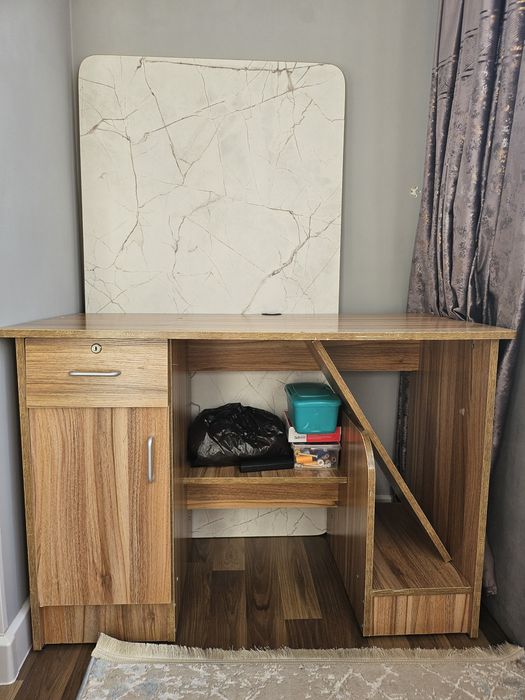 Письменный стол. Коричневый, в хорошем состоянии, качественный.