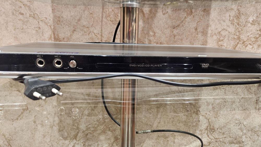 Продаётся телевизор и подставка б/у