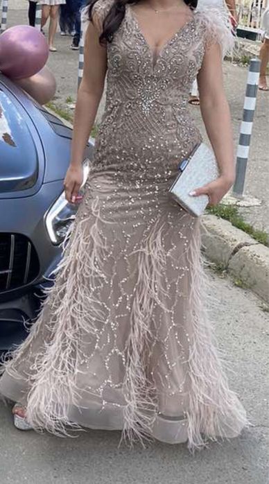 Рокля с пайети и пера