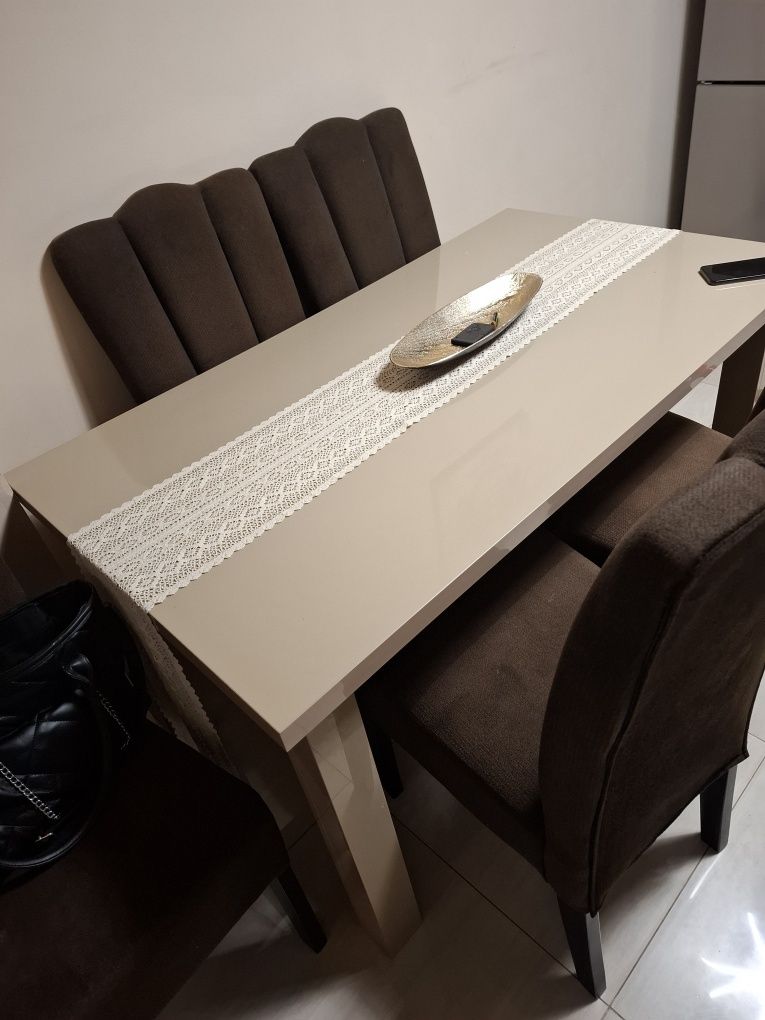 Vând masa de bucatarie+6 scaune