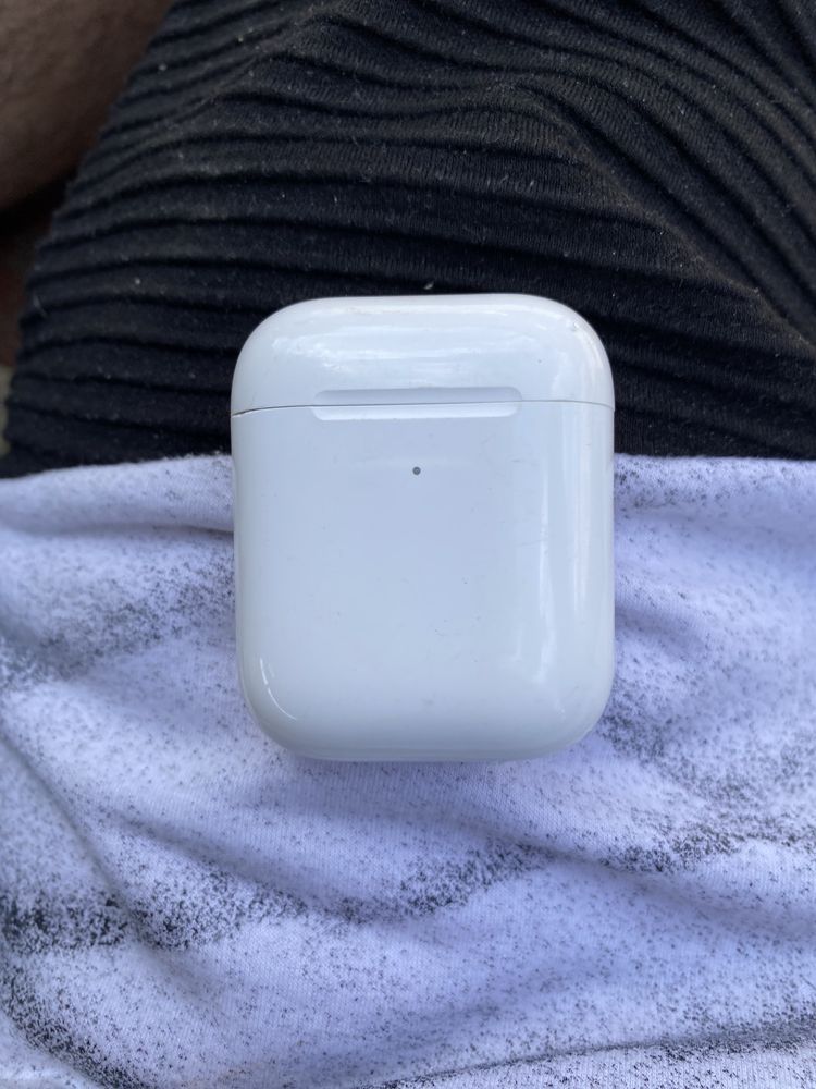 AirPods 2 puțin uzate