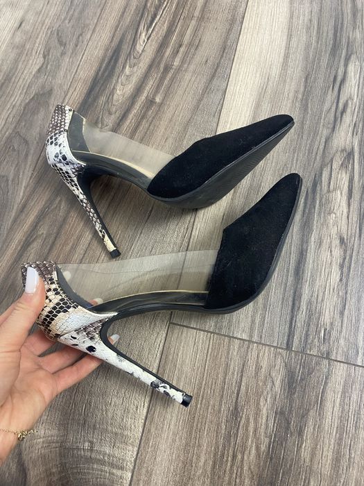Tocuri tip stiletto cu catifea neagra si piele sarpe