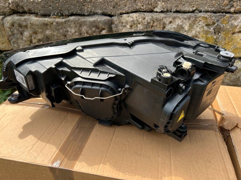 Far dreapta vw golf sportsvan bixenon led NOU