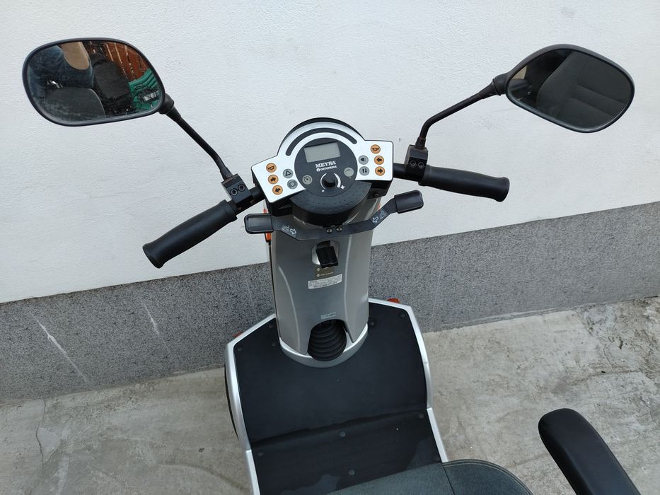 Cărucior scuter electric persoane cu dizabilități