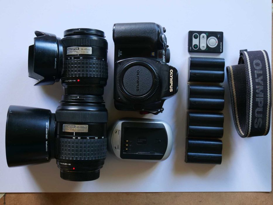 KIT OLYMPUS E500, 2 obiective, 4 baterii, telecomanda