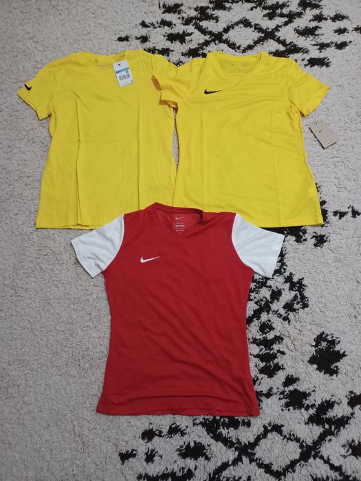 Tricouri Nike de dama. Marimea M.