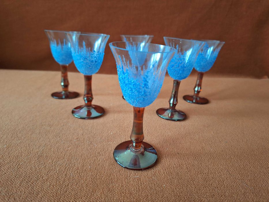 Set de 6 pahare pentru bautura spirtoasa, vechi, model deosebit