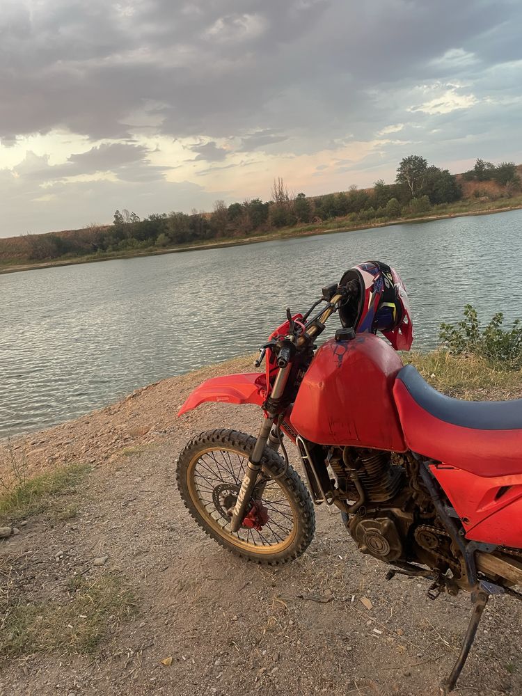 Продава се Suzuki DR 650 без документи със сменен карбуратор и инста.